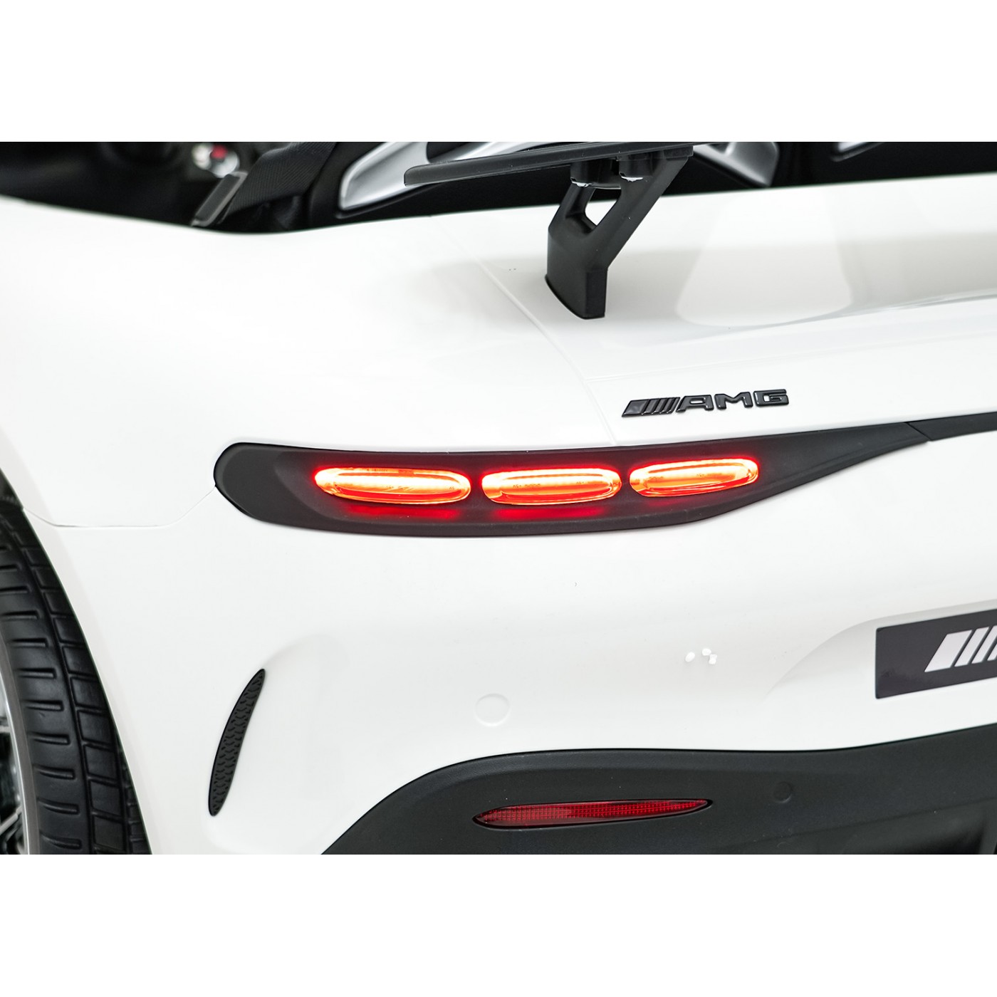 Vozidlo Mercedes Benz GT63 AMG bielej farby