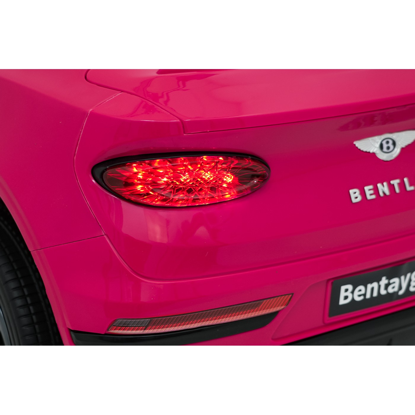 Ružové vozidlo Bentley Bentayga S
