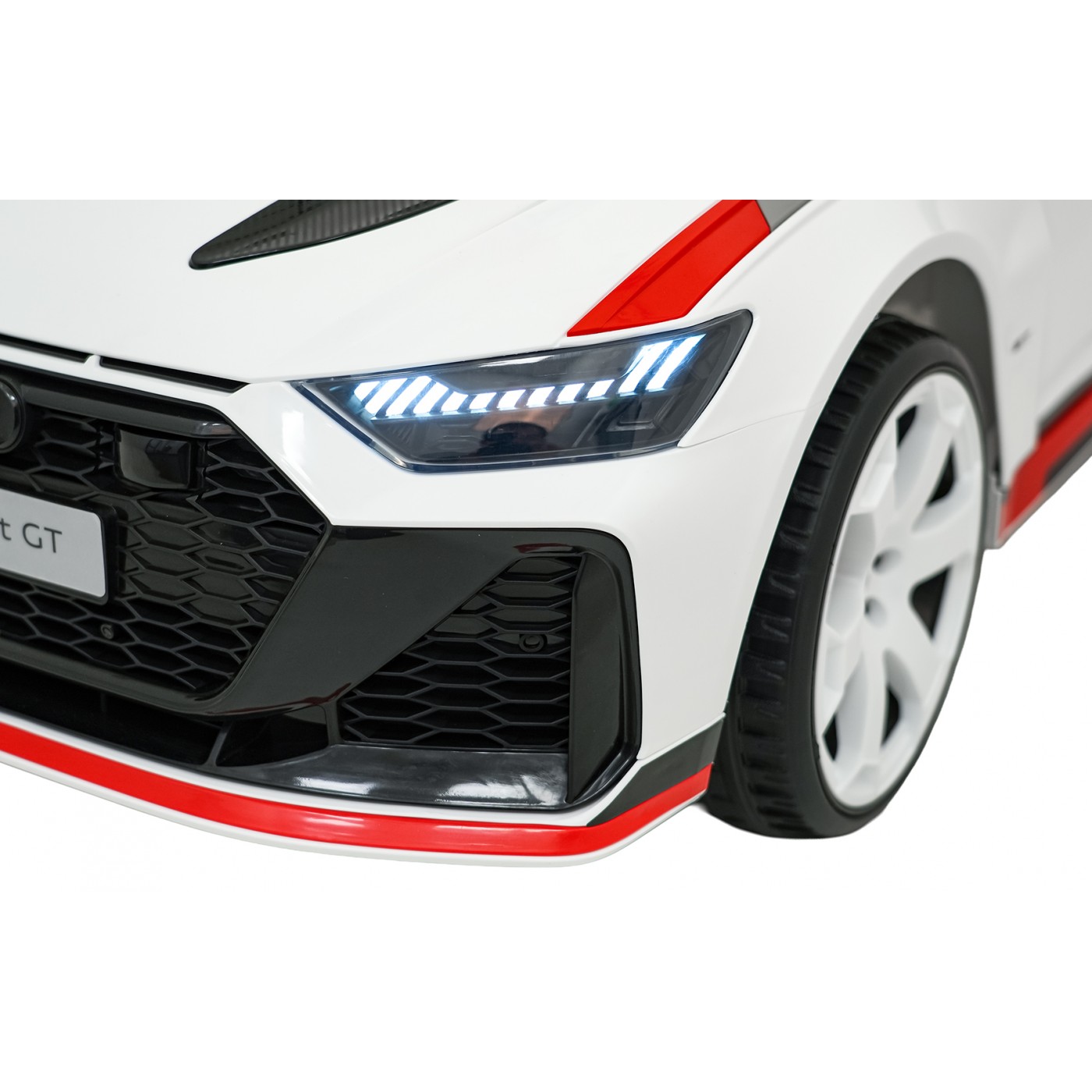 Vozidlo Audi RS6 Avant GT bielej farby