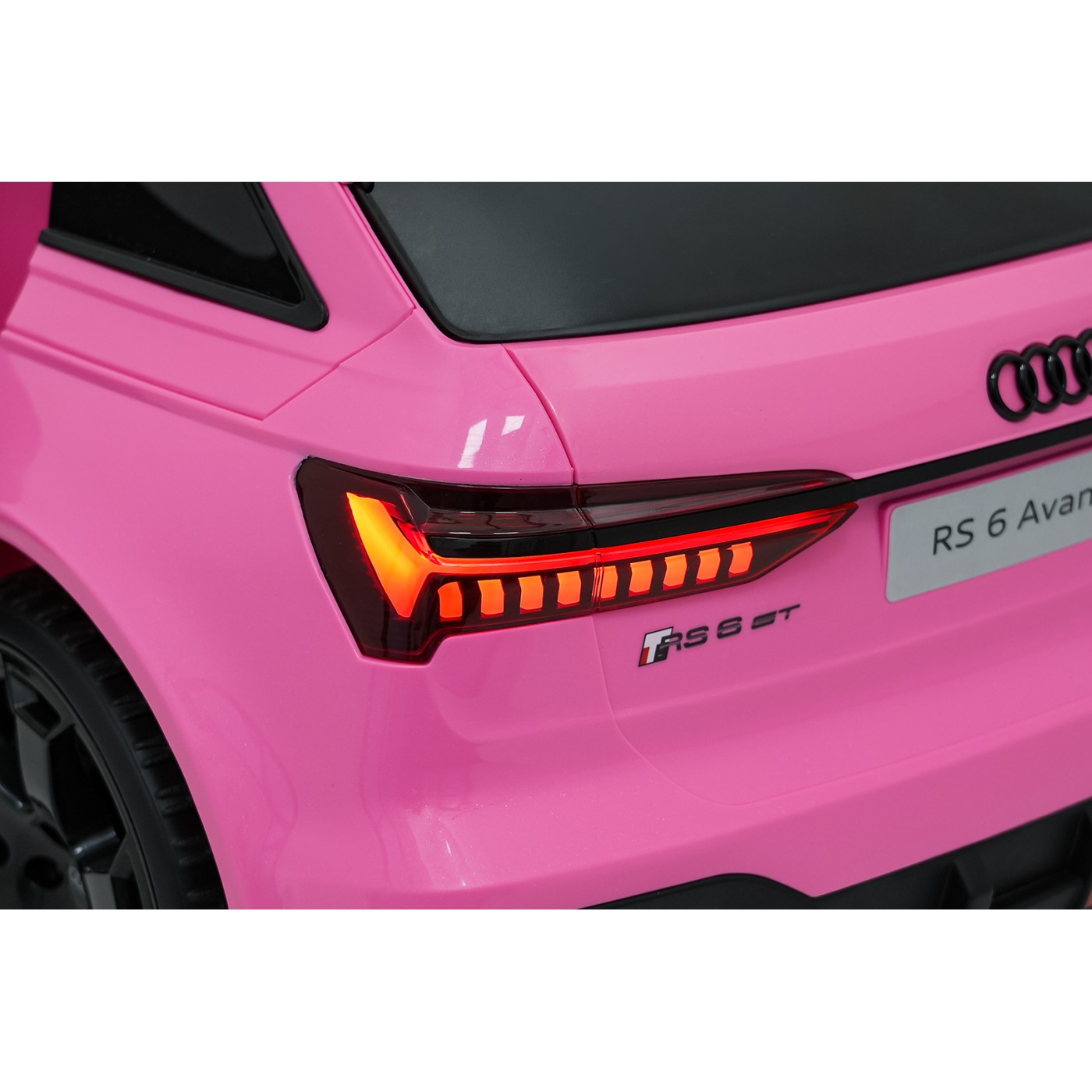 Ružové vozidlo Audi RS6 Avant GT