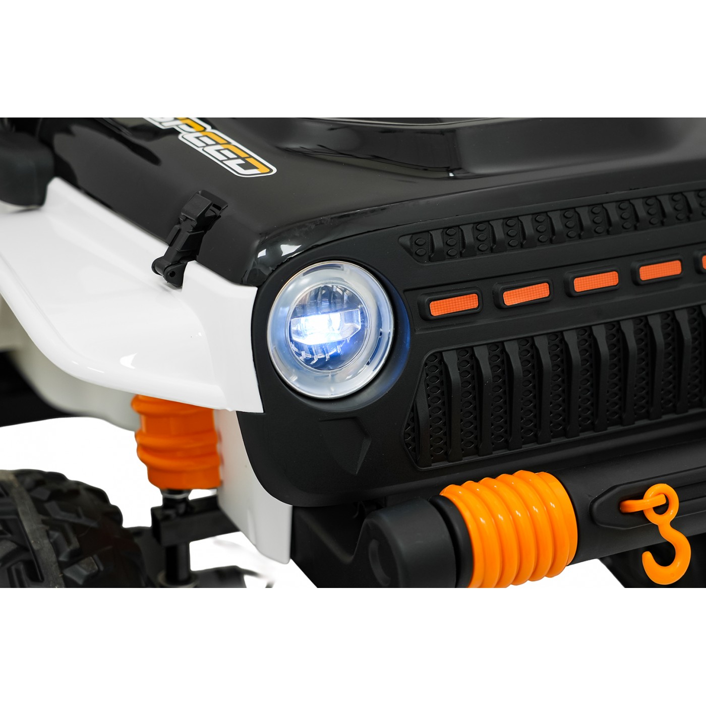 Biele vozidlo Jeep Monster