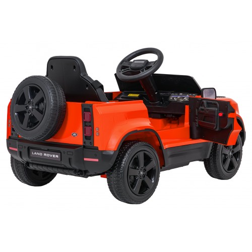 Oranžové vozidlo Land Rover Defender