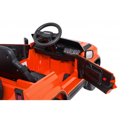 Oranžové vozidlo Land Rover Defender