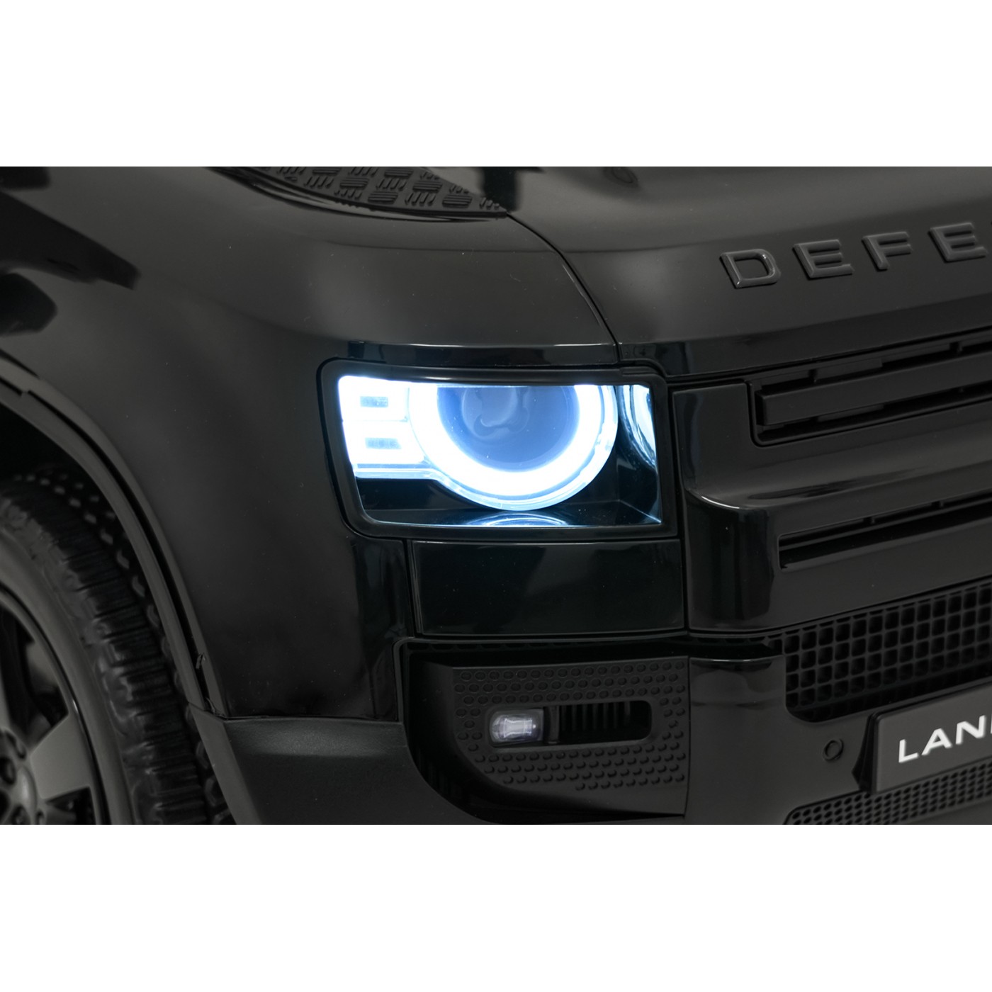 Land Rover Defender čierny