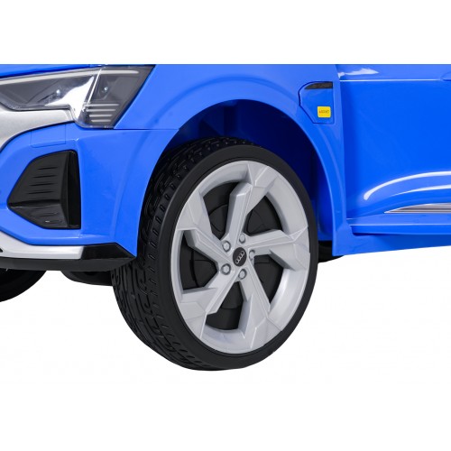 Modré vozidlo Audi SQ8