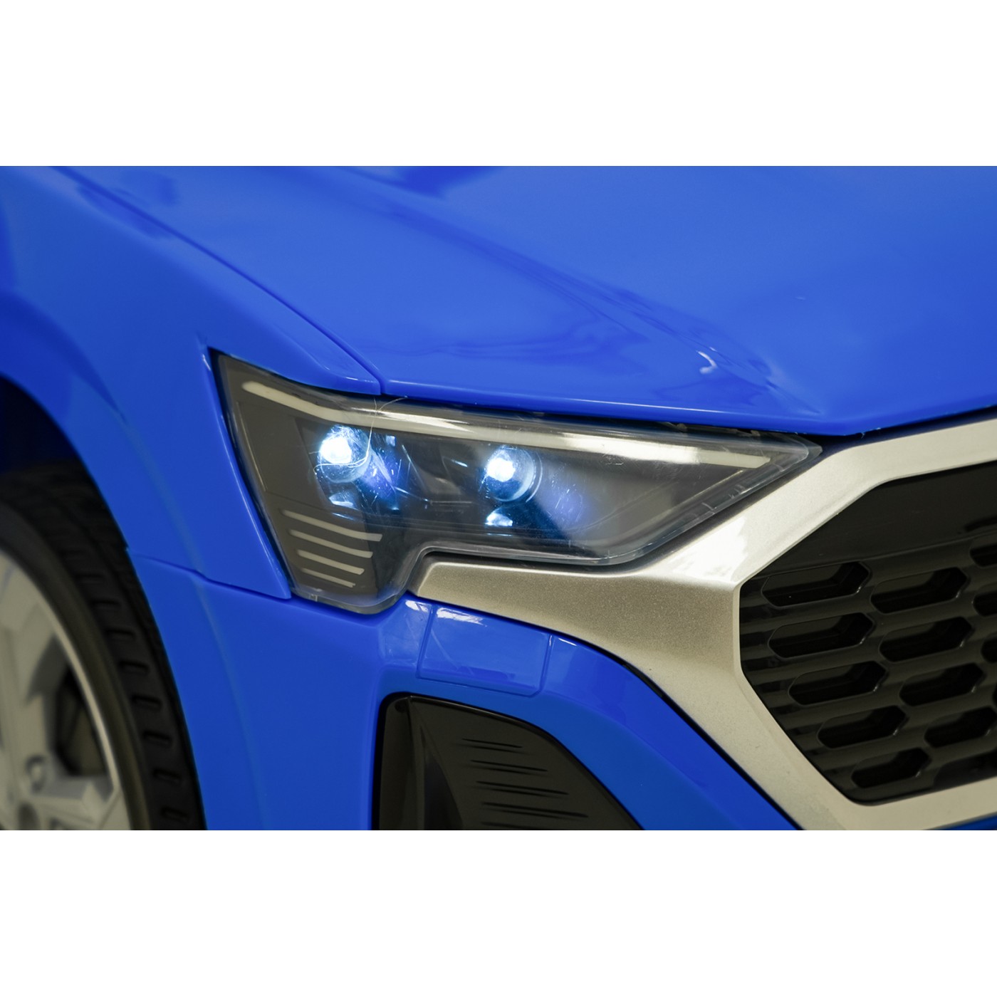 Modré vozidlo Audi SQ8