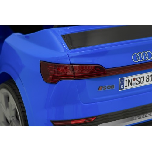 Modré vozidlo Audi SQ8