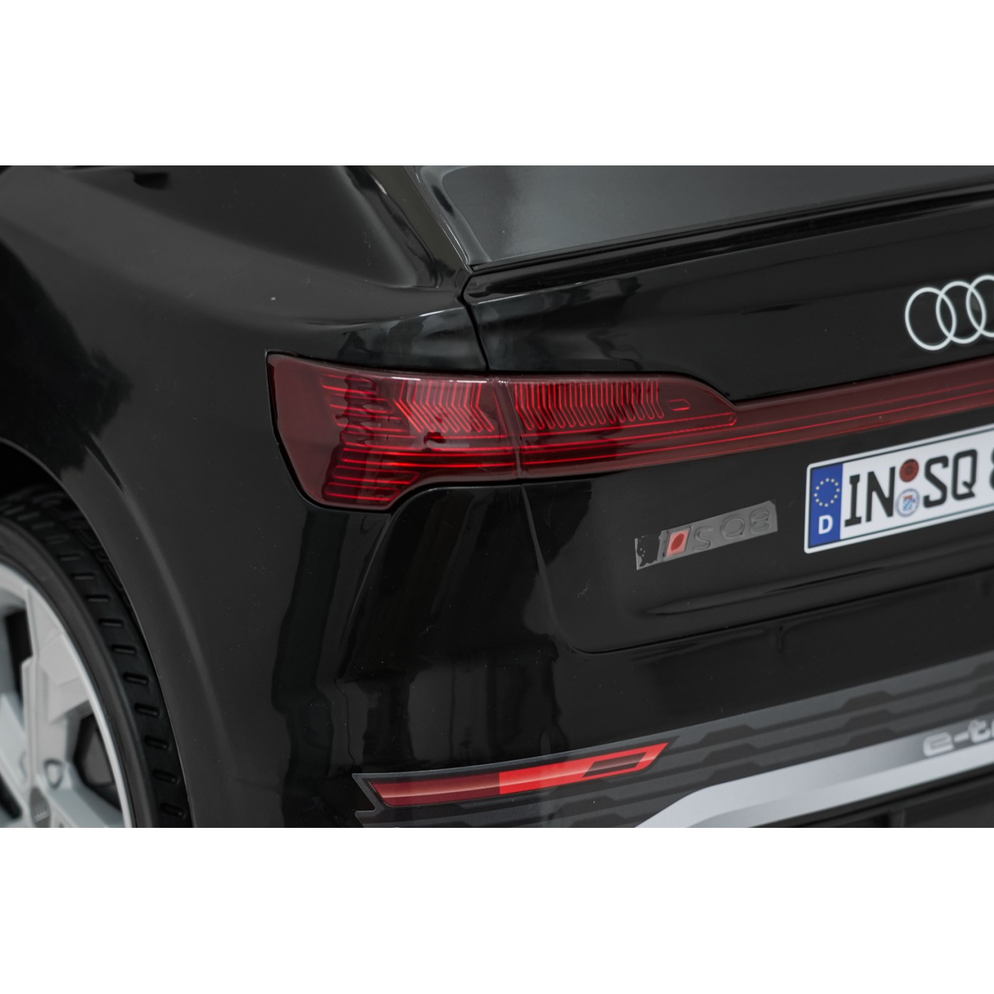 Čierne vozidlo Audi SQ8