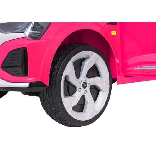 Ružové vozidlo Audi SQ8