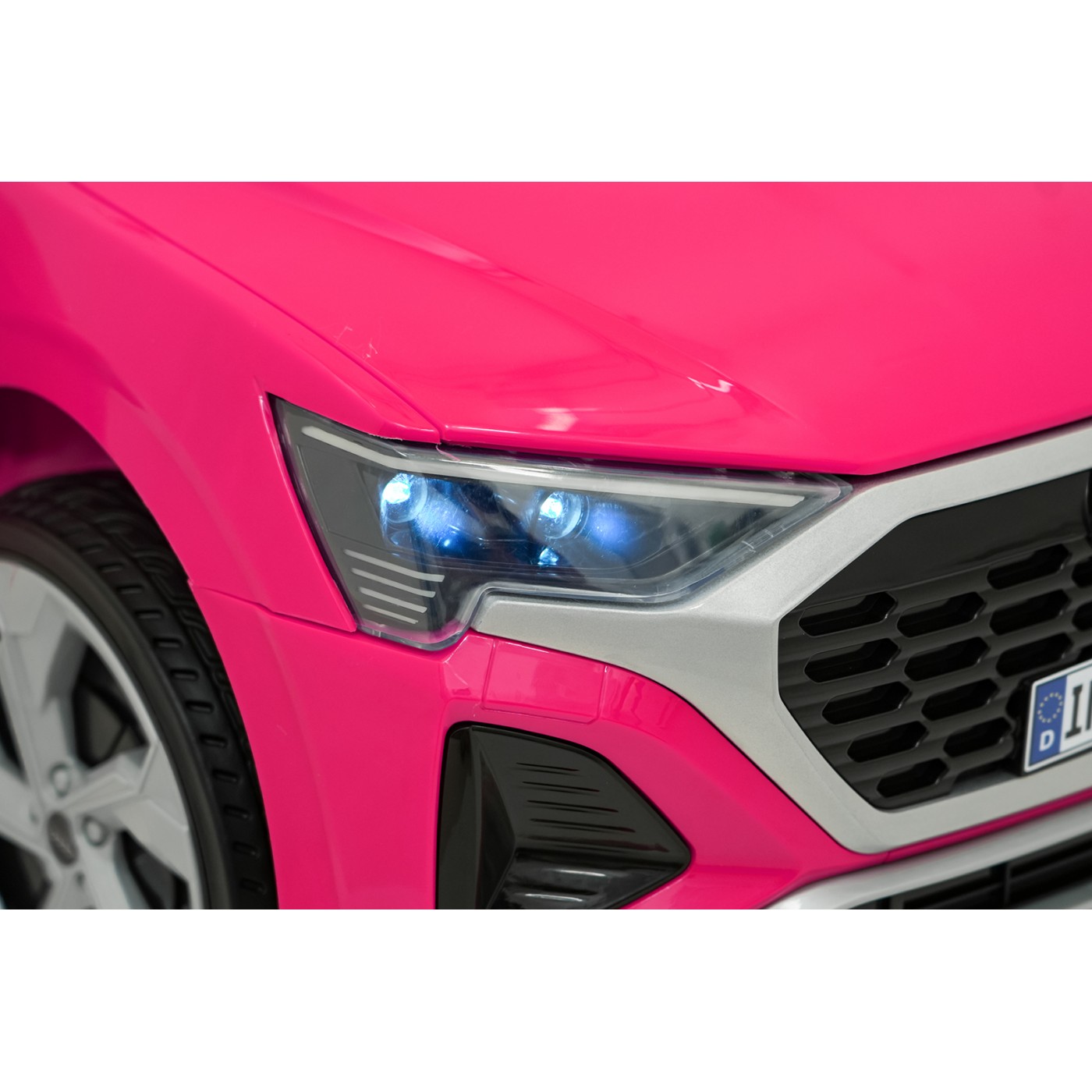 Ružové vozidlo Audi SQ8
