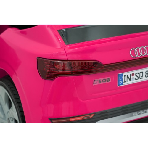 Ružové vozidlo Audi SQ8