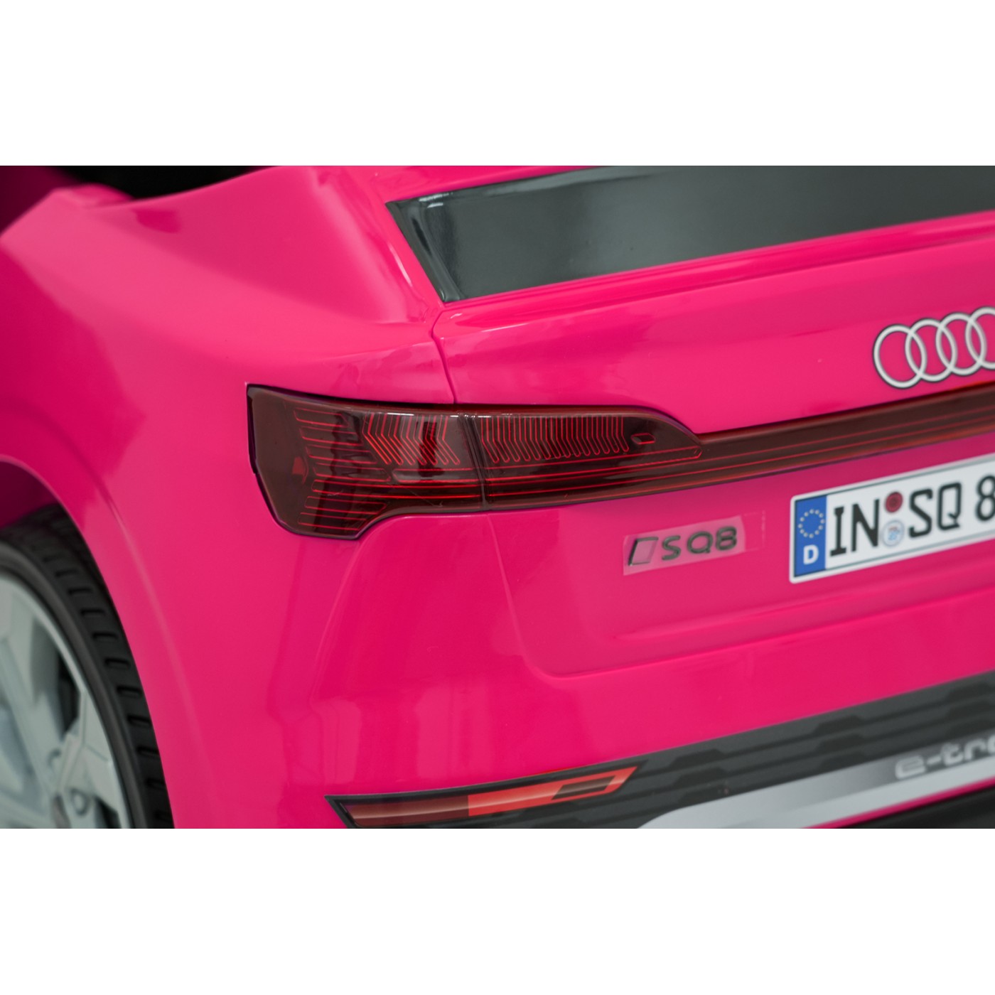 Ružové vozidlo Audi SQ8