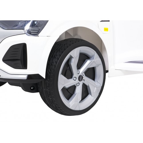 Audi SQ8 biele vozidlo