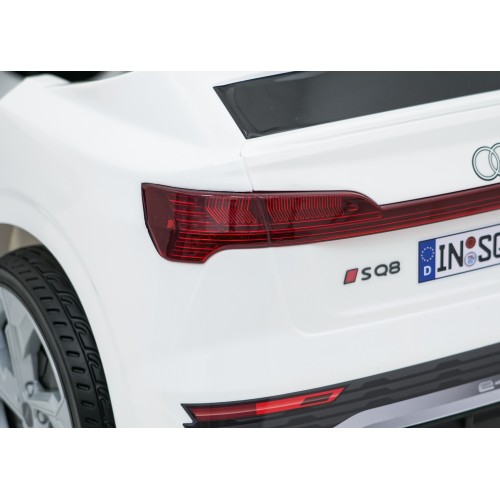 Audi SQ8 biele vozidlo