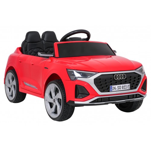 Audi SQ8 Červené vozidlo