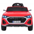 Audi SQ8 Červené vozidlo