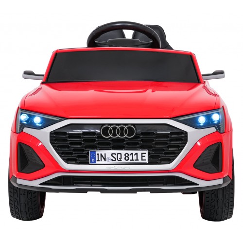 Audi SQ8 Červené vozidlo