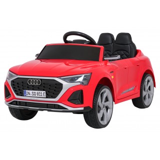 Audi SQ8 Červené vozidlo
