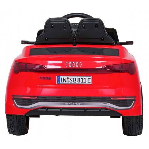Audi SQ8 Červené vozidlo