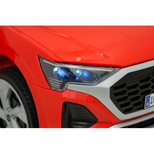 Audi SQ8 Červené vozidlo