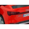 Audi SQ8 Červené vozidlo