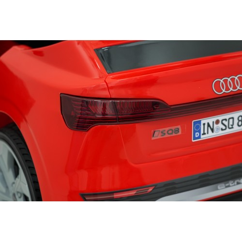 Audi SQ8 Červené vozidlo