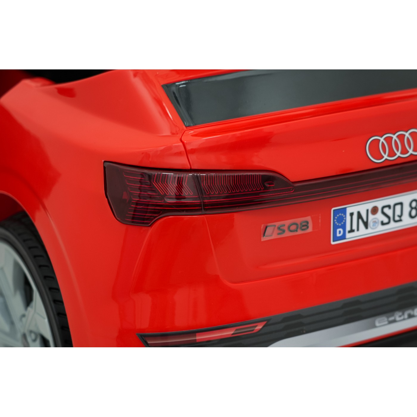 Audi SQ8 Červené vozidlo