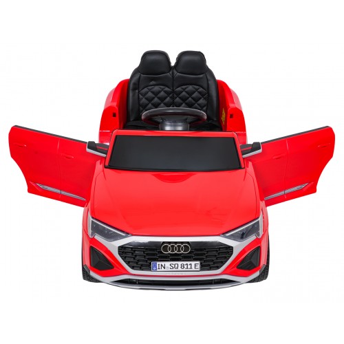 Audi SQ8 Červené vozidlo